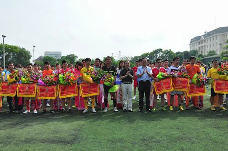 C&aacute;c vị đại biểu chụp ảnh lưu niệm c&ugrave;ng 17 đội b&oacute;ng dự giải