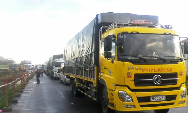 H&agrave;ng trăm xe &ocirc; t&ocirc; nối đu&ocirc;i nhau dừng lại ph&iacute;a 2 đầu cầu K&ecirc;nh