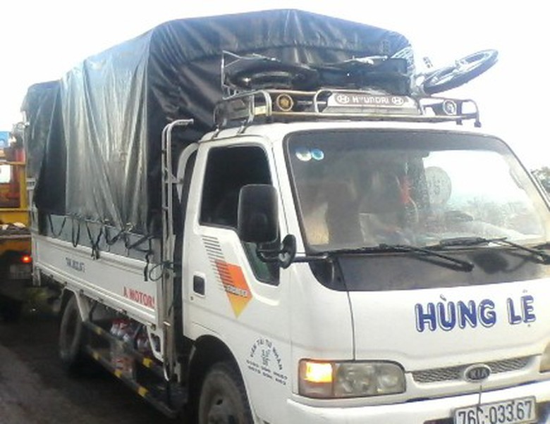 Chiếc t&ocirc; t&ocirc; tải nằm &ldquo;chết d&iacute;&rdquo; b&ecirc;n cầu K&ecirc;nh khiến h&agrave;ng trăm phương tiện phải nối đu&ocirc;i nhau nằm chờ