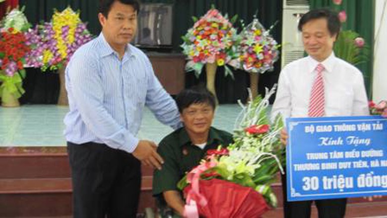 Chia sẻ t&igrave;nh cảm Uống nước nhớ nguồn của CBCNVCLĐ ng&agrave;nh GTVT với thương bệnh binh Duy Ti&ecirc;n