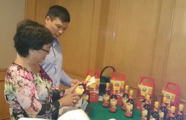 Nước mắm Ph&uacute; Quốc &ldquo;xịn&rdquo; được trưng b&agrave;y tại một hội thảo về chỉ dẫn địa l&yacute; 