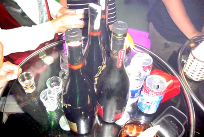 C&aacute;c qu&aacute;n bar thường b&aacute;n rượu, bia sau 22h