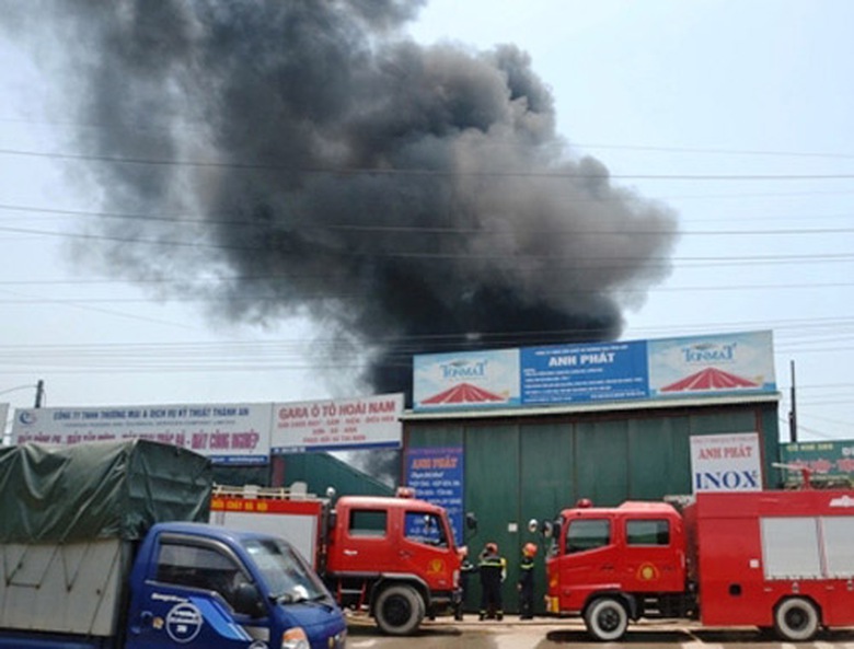 Kho cồn bốc ch&aacute;y, lửa kh&oacute;i ng&ugrave;n ngụt khắp một g&oacute;c trời