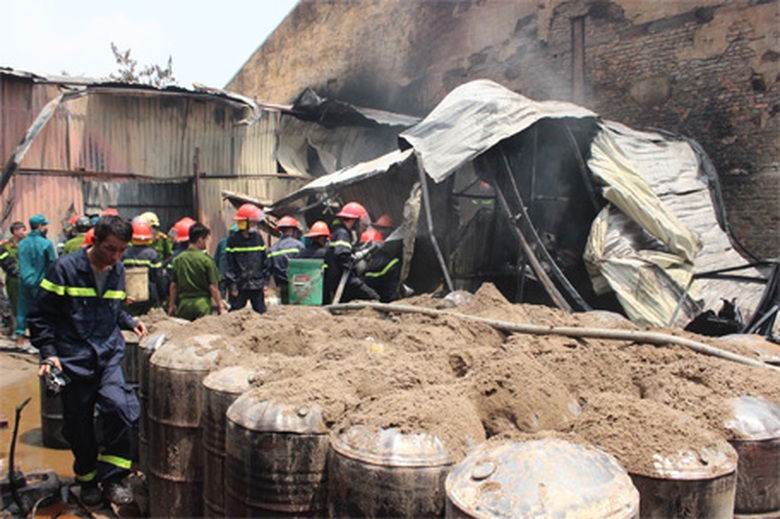 Th&ugrave;ng chứa cồn được phủ c&aacute;t chống ch&aacute;y trở lạ. Ảnh (D&acirc;n tr&iacute;)