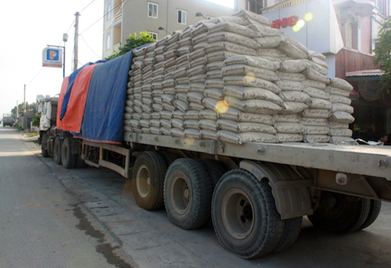 Xe chở đầy xi măng mang BKS 36M9326, đậu b&ecirc;n đường QL 1A đoạn qua H&agrave; Dương, H&agrave; Trung, Thanh H&oacute;a được Vicem x&aacute;c định đ&atilde; xuất phiếu cho ph&eacute;p chở 80 tấn xi măng đ&oacute;ng bao.