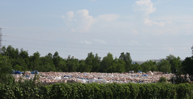 Kh&ocirc;ng c&ograve;n kho chứa, bụi l&ograve; tại hầu hết c&aacute;c nh&agrave; m&aacute;y luyện th&eacute;p tại Vũng T&agrave;u bị phơi mưa, nắng