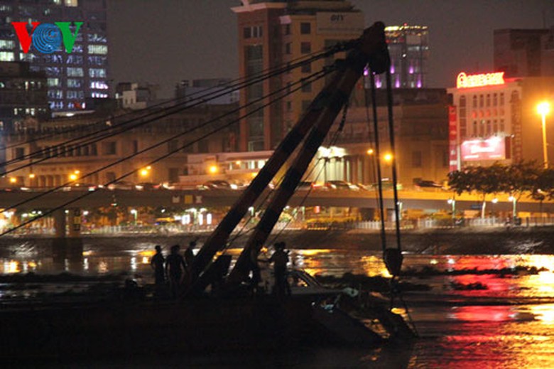 Đến 19h30 c&ugrave;ng ng&agrave;y, c&ocirc;ng t&aacute;c trục vớt s&agrave; lan vẫn được tiến h&agrave;nh (ảnh: VOV)