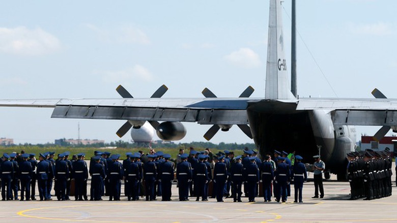 74 thi thể đ&atilde; được chuyển sang H&agrave; Lan để được x&aacute;c định danh t&iacute;nh