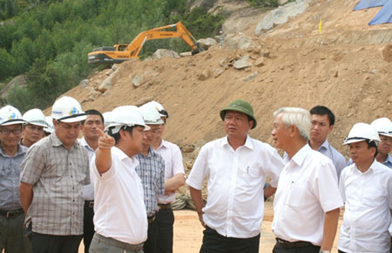 &Ocirc;ng Hồ Minh Ho&agrave;ng - Tổng gi&aacute;m đốc C&ocirc;ng ty CP Đ&egrave;o Cả (người chỉ tay) b&aacute;o c&aacute;o với Bộ trưởng Đinh La Thăng tiến độ hầm Đ&egrave;o Cả