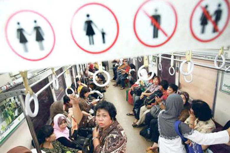 Trước Th&aacute;i Lan, Indonesia đ&atilde; &aacute;p dụng loại t&agrave;u d&agrave;nh ri&ecirc;ng cho phụ nữ v&agrave; trẻ em