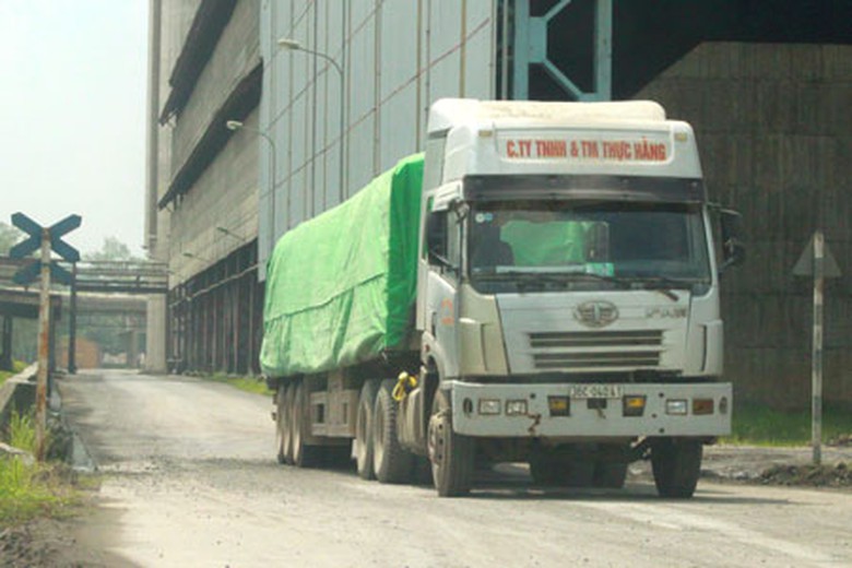 D&ugrave; h&oacute;a đơn vượt tải, nhưng Vicem Bỉm Sơn vẫn cho ph&eacute;p xe rời nh&agrave; m&aacute;y