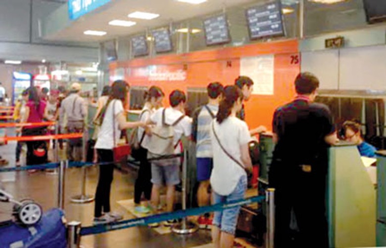 Kh&aacute;ch l&agrave;m thủ tục l&ecirc;n chuyến bay của Jetstar Pacific