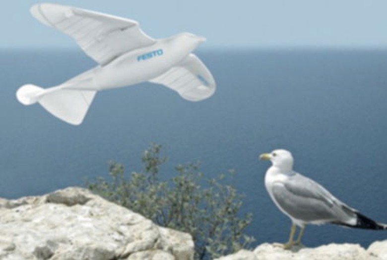 Trước đ&acirc;y h&atilde;ng Festo Robot từng ph&aacute;t triển một con m&ograve;ng biển c&oacute; chức năng tương tự nhưng c&oacute; chi ph&iacute; rất đắt đỏ