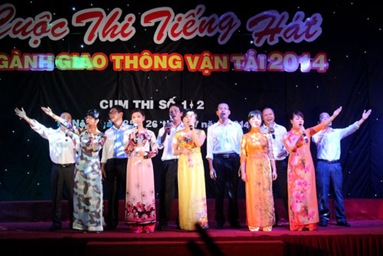 B&agrave;i ca giao th&ocirc;ng vận tải do tốp ca nam nữ B&aacute;o Giao th&ocirc;ng tr&igrave;nh b&agrave;y