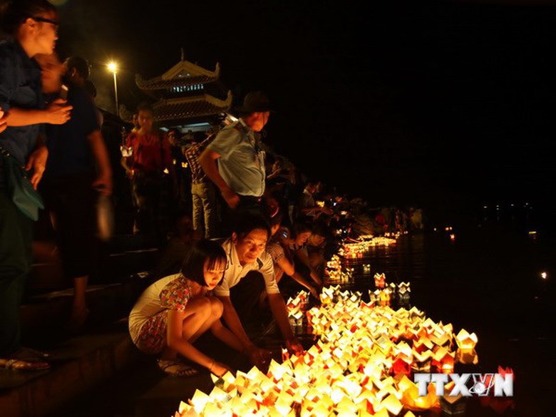 Thả hoa đăng tr&ecirc;n s&ocirc;ng Thạch H&atilde;n. (Ảnh: TTXVN)