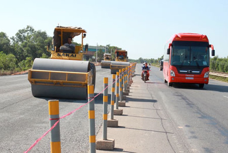 C&aacute;c nh&agrave; thầu đang phấn đấu đẩy nhanh tiến độ nhưng kh&ocirc;ng qu&ecirc;n đảm bảo ATGT