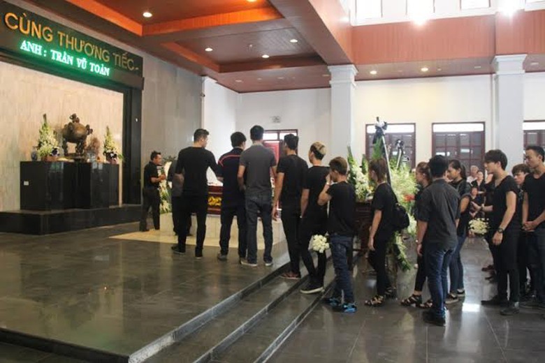  Từ s&aacute;ng sớm nay, 27/7, đ&ocirc;ng đảo giới nghệ sĩ, bạn b&egrave; của vlogger t&agrave;i năng To&agrave;n Shinoda đ&atilde; c&oacute; mặt ở Nh&agrave; tang lễ Bệnh viện 198 để dự lễ viếng.