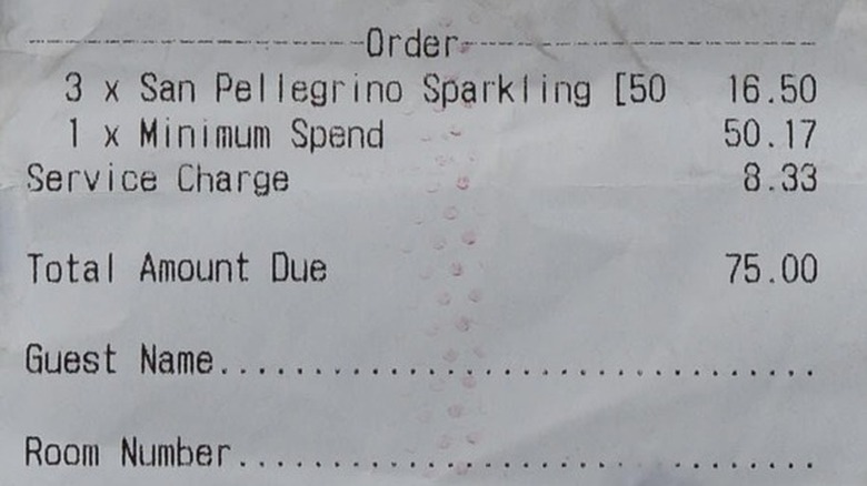 H&oacute;a đơn uống nước của &ocirc;ng Heaton, trong đ&oacute;, 3 chai nước c&oacute; gi&aacute;, ngo&agrave;i ra k&egrave;m theo một số phụ ph&iacute; kh&aacute;c như ph&iacute; phục vụ, khoản chi tối thiểu