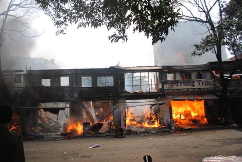 Ch&aacute;y tới 30 ph&uacute;t nhưng chưa thấy xe chữa ch&aacute;y tới