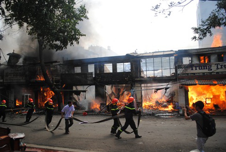 Khi lực lượng cứu hỏa thực thi nhiệm vụ th&igrave; 10 ng&ocirc;i nh&agrave; đ&atilde; ch&aacute;y rụi