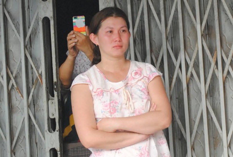 Một chị chủ c&oacute; nh&agrave; bị ch&aacute;y chỉ biết khoanh tay đứng kh&oacute;c