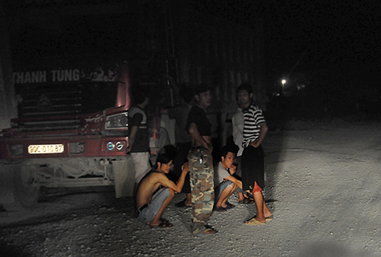 C&aacute;c l&aacute;i xe tụ tập dọc đường 494 (H&agrave; Nam) để đợi thời cơ vượt trạm c&acirc;n (Chụp l&uacute;c 0h30 ph&uacute;t ng&agrave;y 25/7)