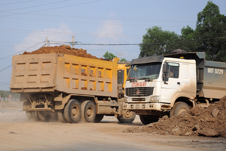 C&aacute;c xe chở vật liệu ho&agrave;nh h&agrave;nh