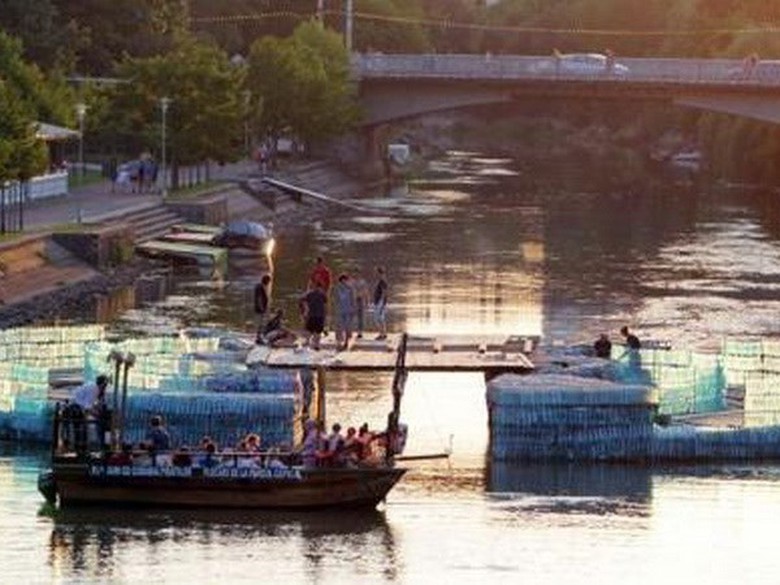 C&acirc;y cầu l&agrave;m bằng những chai nhựa. (Nguồn: AFP)