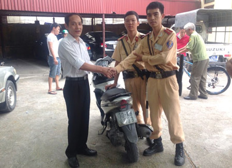 Thiếu &uacute;y Hiếu c&ugrave;ng chủ xe tại C&ocirc;ng an phường Nghĩa Đ&ocirc;