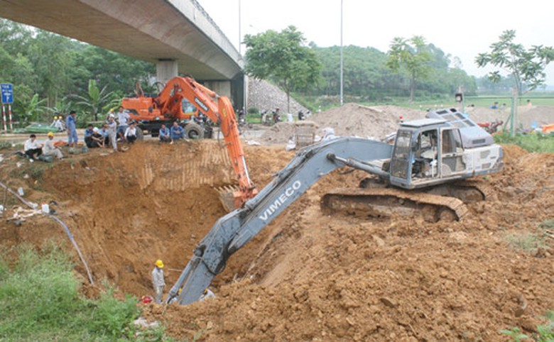 Đường ống nước sạch s&ocirc;ng Đ&agrave; đ&atilde; 9 lần vỡ sau 3 năm sử dụng. Ảnh: L&ecirc; Qu&acirc;n