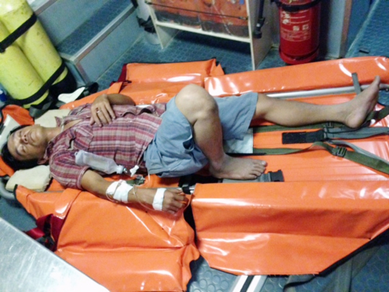 Ngư d&acirc;n Vui được đưa v&agrave;o bờ cấp cứu kịp thời (Ảnh: Thanh Ni&ecirc;n)