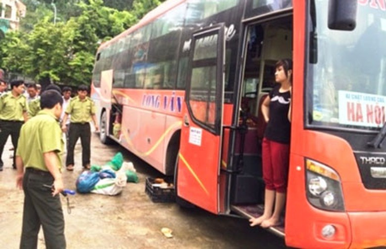 Lực lượng chức năng kiểm tra xe kh&aacute;ch BKS 81B-002.25