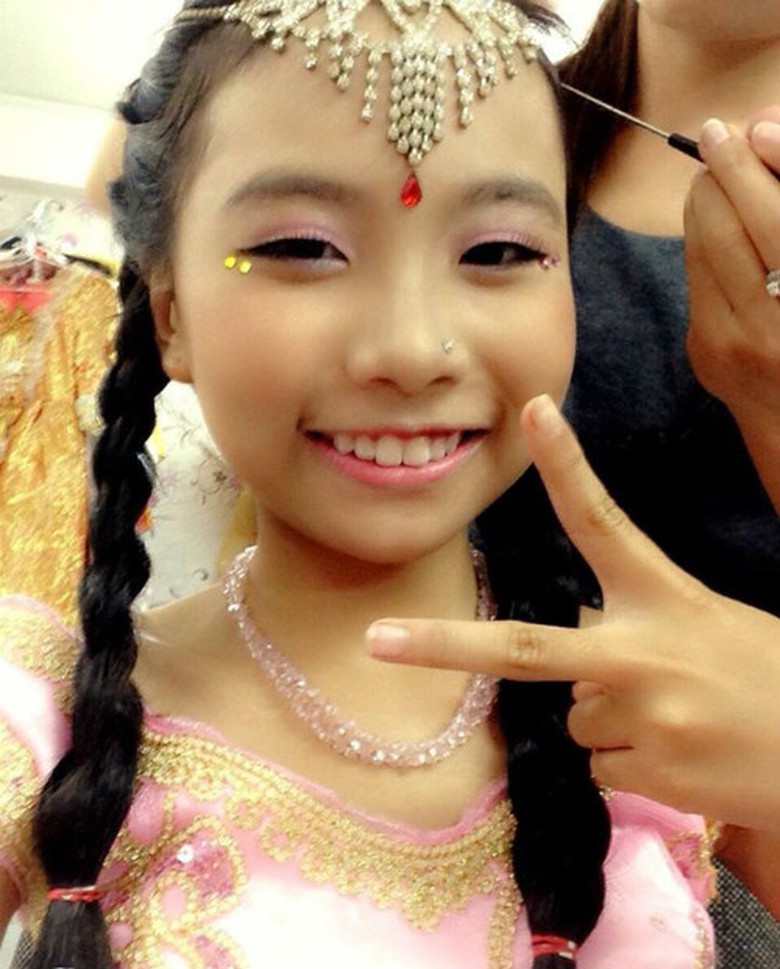 Tuy nhi&ecirc;n, thực tế, đ&acirc;y chỉ l&agrave; m&agrave;n h&oacute;a trang để thực hiện một bộ ảnh kỷ niệm của Phương Mỹ Chi.