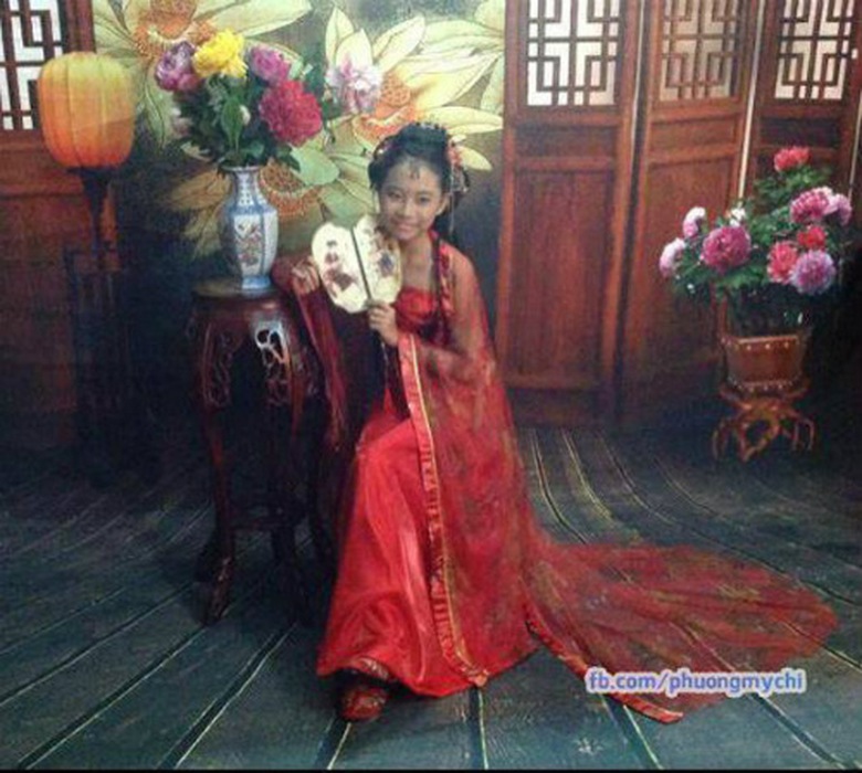 Trước đ&oacute; v&agrave;i ng&agrave;y,h&igrave;nh ảnh rất mới mẻ khi trang điểm, ăn vận kh&aacute; di&ecirc;m d&uacute;a theo tạo h&igrave;nh cổ trang của Phương Mỹ Chi cũng đ&atilde; khiến c&aacute;c fan x&ocirc;n xao.