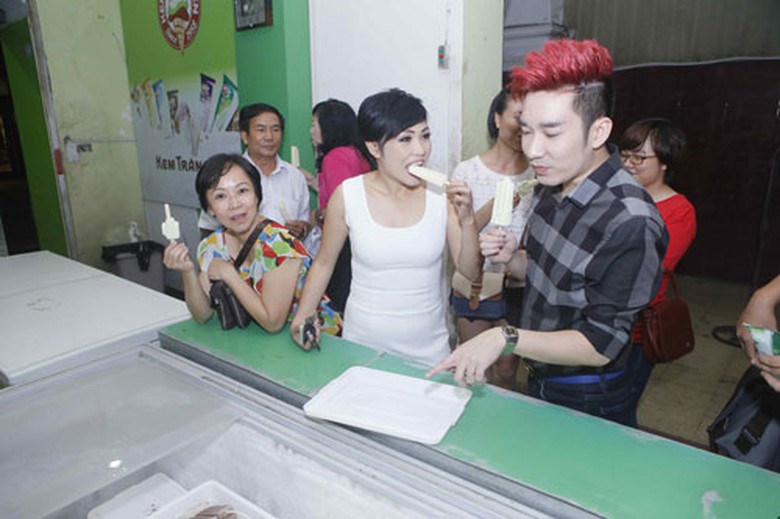  Trong kh&ocirc;ng kh&iacute; giản dị, th&acirc;n mật, mọi người rất vui tươi v&igrave; sự h&ograve;a đồng của chị Chanh. 