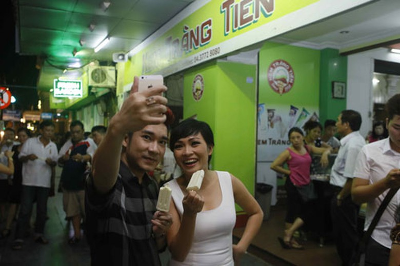 Phương Thanh Quang H&agrave; chụp ảnh tự sướng với nhau