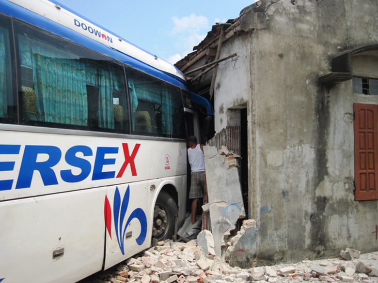 Bức tường v&agrave; m&aacute;i nh&agrave; ph&iacute;a trước của gia đ&igrave;nh &ocirc;ng H&ograve;a bị xe t&ocirc;ng đổ sập