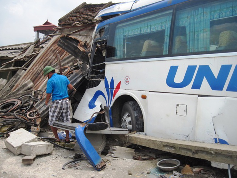 Đầu xe kh&aacute;ch cũng bị n&aacute;t b&eacute;t