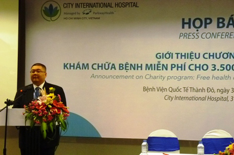 Tổng gi&aacute;m đốc BVQT Th&agrave;nh Đ&ocirc;, &ocirc;ng Stephens Lo cho biết, sau khi kh&aacute;m cho bệnh nh&acirc;n, trong những trường hợp cần thiết, bệnh viện sẽ thực hiện phẫu thuật ho&agrave;n to&agrave;n miễn ph&iacute;. 