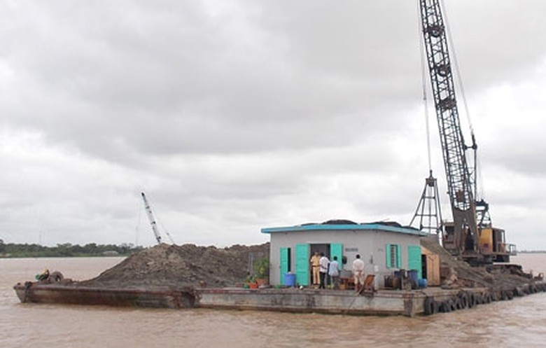 Lực lượng chức năng đang lập bi&ecirc;n bản vi phạm