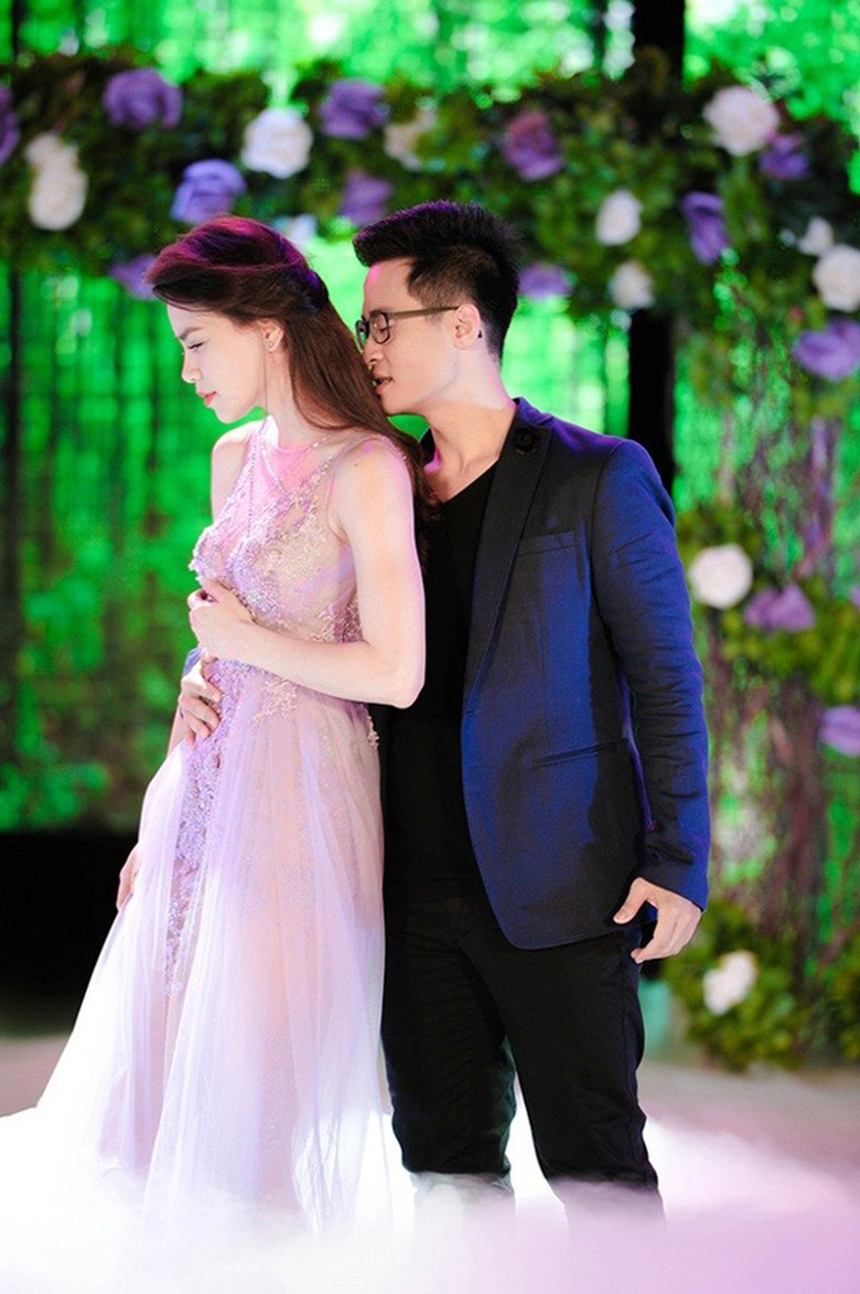 Đặc biệt c&oacute; cảnh quay H&agrave; Anh Tuấn t&igrave;nh tứ &ocirc;m eo Hồ Ngọc H&agrave; từ ph&iacute;a sau rất l&atilde;ng mạn.