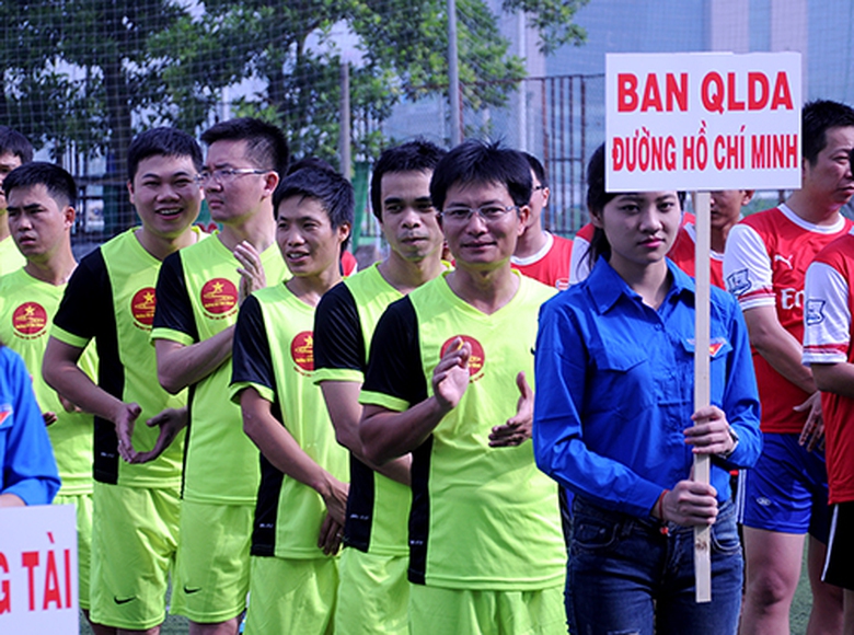 Đội b&oacute;ng Ban QLDA đường HCM với tinh thần phấn chấn của đội chủ nh&agrave; 