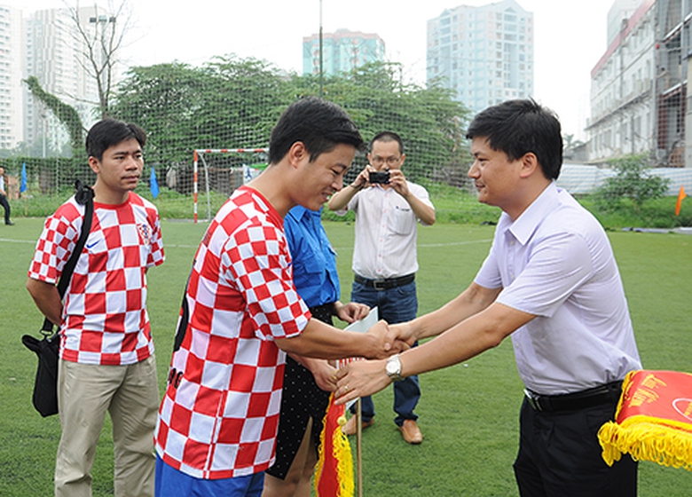 Tổng gi&aacute;m đốc Ban QLDA đường HCM tặng cờ lưu niệm v&agrave; động vi&ecirc;n cầu thủ của c&aacute;c đội b&oacute;ng