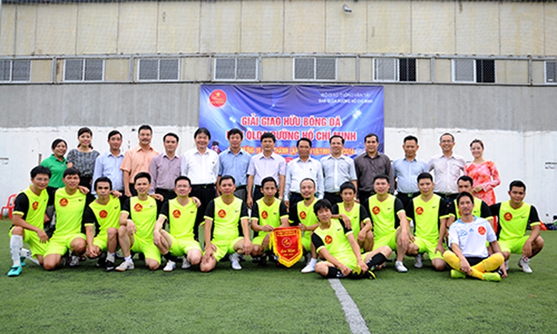 C&aacute;c đại biểu chụp ảnh lưu niệm c&ugrave;ng cầu thủ của đội b&oacute;ng Ban QLDA đường HCM