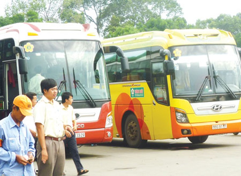 Xe của Th&agrave;nh Bưởi tại b&atilde;i xe L&ecirc; Hồng Phong, quận 5, TP HCM chạy tuyến Miền Đ&ocirc;ng - Đ&agrave; Lạt, khoảng 30 ph&uacute;t lại c&oacute; một chuyến &ldquo;xuất b&atilde;i&rdquo; (ảnh chụp ng&agrave;y 24/7)