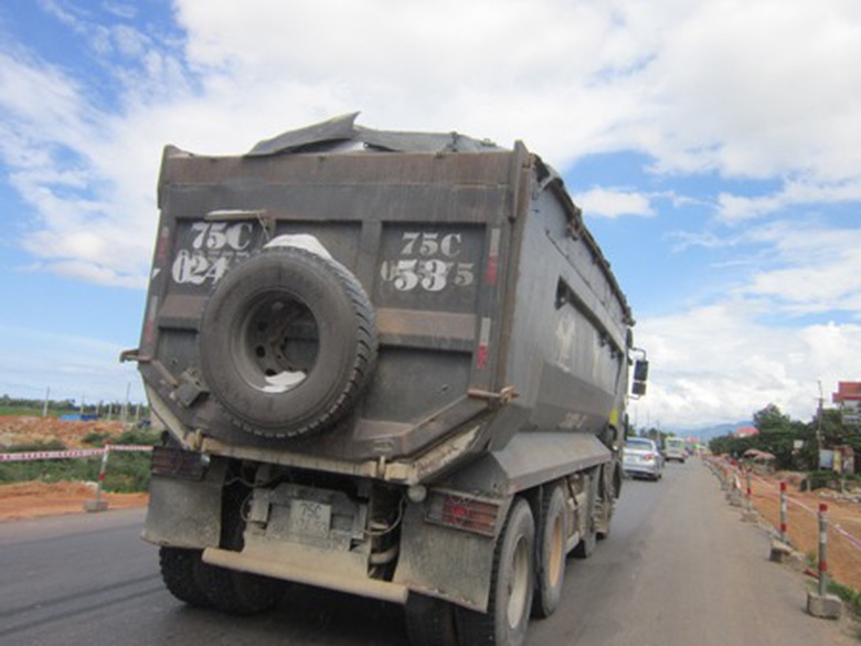 Sau khi qua Trạm kiểm tra tải trọng xe, chiếc xe chở h&agrave;ng 