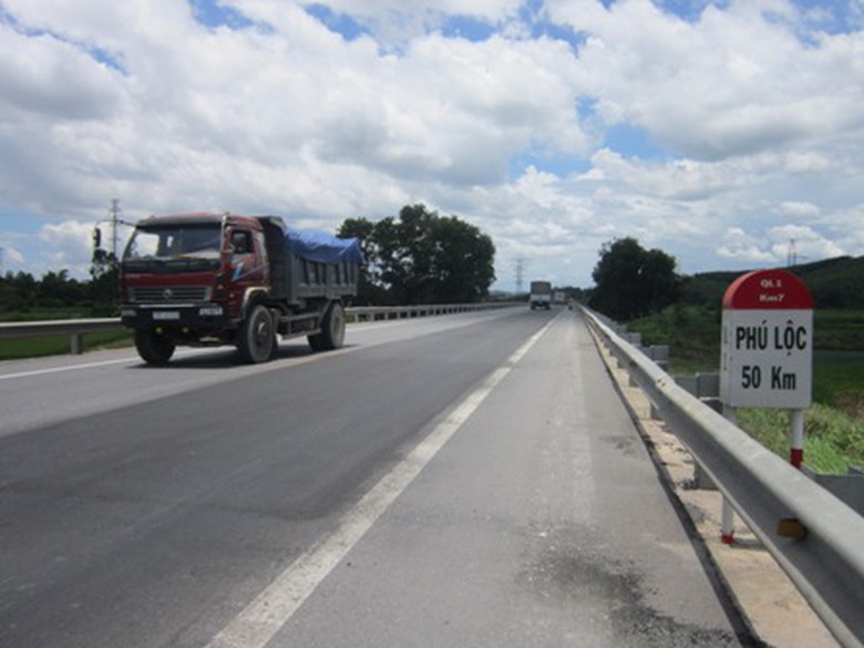 Một đoạn đường tr&aacute;nh Huế vừa được sửa chữa