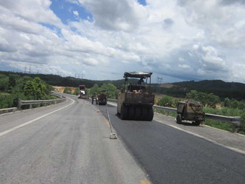 Một đoạn đường tr&aacute;nh Huế đang sửa chữa