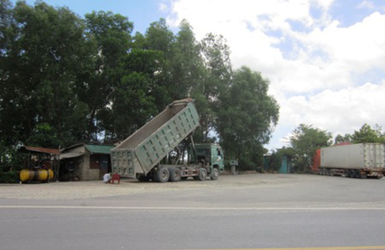 Một chiếc &ldquo;hổ vồ&rdquo; đang sửa chữa b&ecirc;n đường tr&aacute;nh Huế