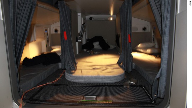 Khu vực nghỉ ngơi với 6 chiếc giường d&agrave;nh cho c&aacute;c th&agrave;nh vi&ecirc;n phi h&agrave;nh đo&agrave;n